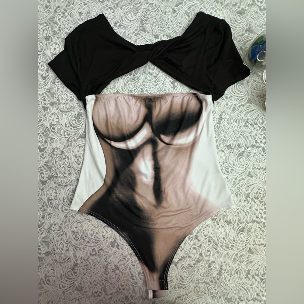 NWT Fashion Nova Graphic Bodysuit Size L Black & Cream